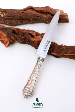 Alternative view of Cuchillo de plata y oro